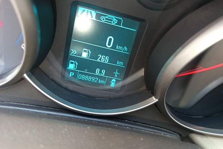 Used Chevrolet Cruze 2015 1.5L Classic SE AT Odometer Close Up