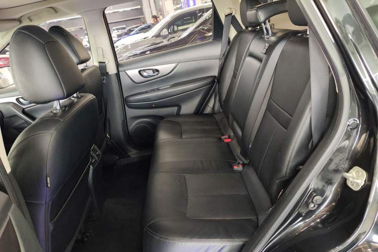 Used Nissan X-Trail 2015 2.0L CVT Comfort MAX Edition 2WD
