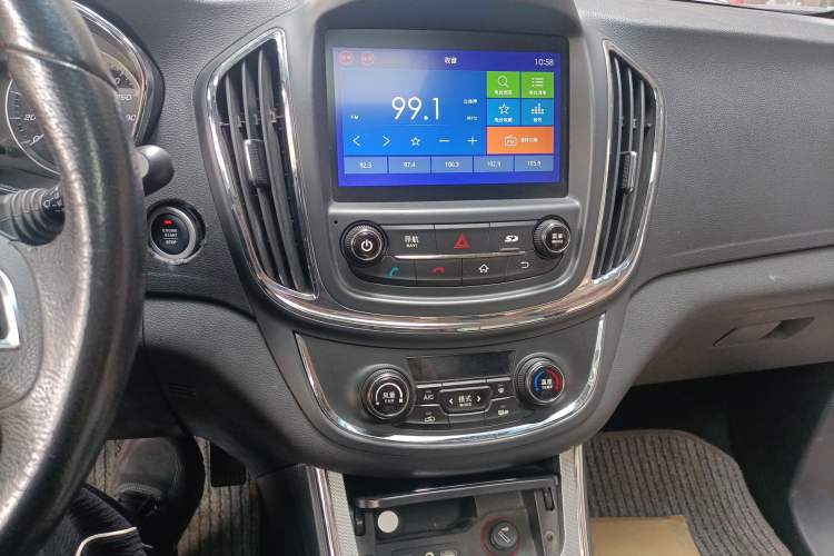 Used Baojun 560 2015 1.8L manual luxury version Audio And AC Panel