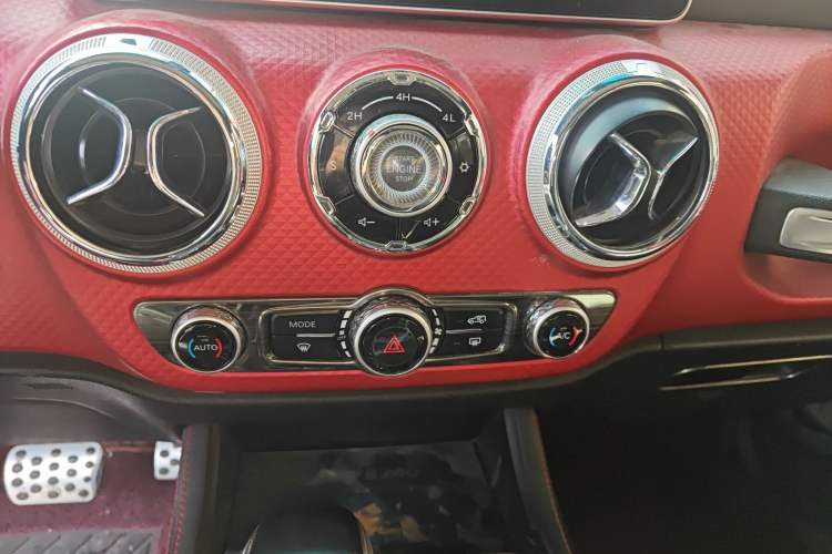 Used BAIC Off-Road BJ40 2018 PLUS 2.3T Automatic Four-Wheel Drive Premium Edition China V Audio And AC Panel