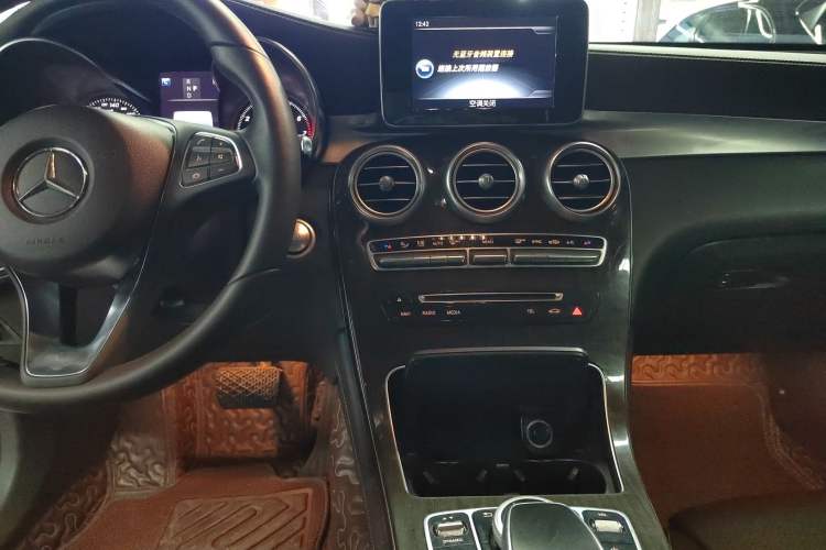 Used Mercedes-Benz GLC 2017 GLC 260 4MATIC Luxury Model
