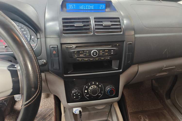 Used BAIC Weiwang M20 2014 1.5L practical type BJ415A Audio And AC Panel