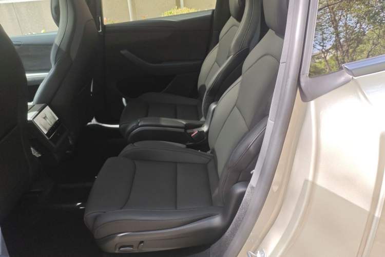 Used Tesla Model Y L 2025 Model Long-Range All-Wheel-Drive Version
