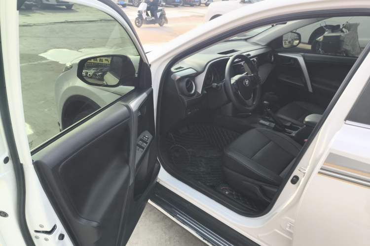 Used Toyota RAV4 2016 2.0L CVT Two-Wheel Drive Fashion Edition China V Standard
