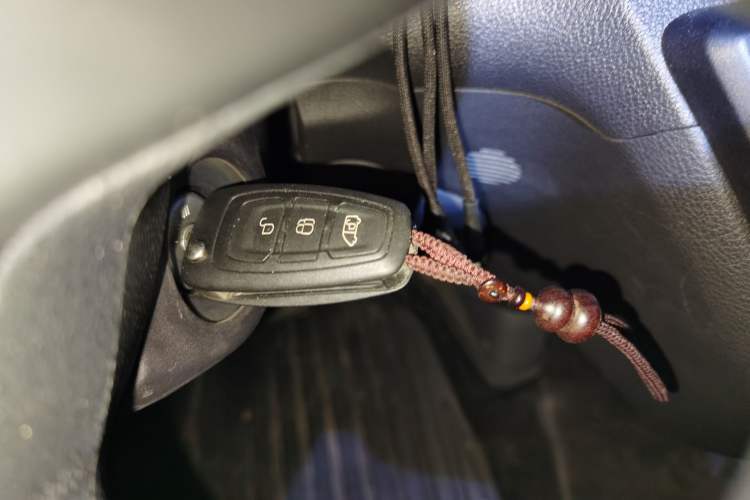 Used Ford Transit 2023 2.0T Gasoline Automatic Multi-Function Commercial Vehicle Short Wheelbase Mid-Roof Design 5/6 Seats
