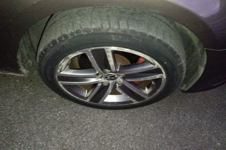 Used Volkswagen FAW-Volkswagen CC 2013 2.0 TSI Luxury Model Right Front Wheel Hub