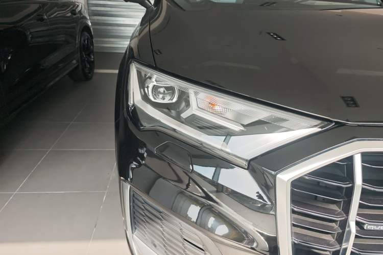 Used Audi Q7 2023 45 TFSI quattro S line Sport model Right Front Headlight