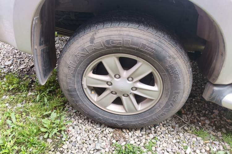 Used Isuzu D-MAX 2015 2.5T Two-Wheel Drive Automatic High-Performance Elite Version 4JK1 Exterior 5