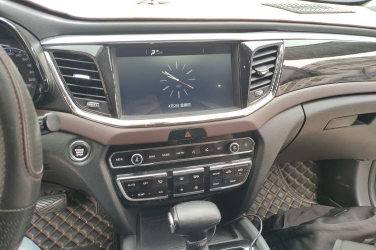 Used GAC Trumpchi GS8 2017 320T Two-Wheel Drive Luxury Smart Connectivity Version (7 Seats) Audio And AC Panel