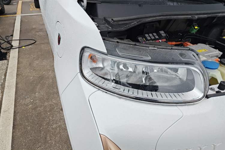 Used ORA White Cat 2022 Xiaoyue Mao Edition 360 km Luxury Model Lithium NMC Right Front Headlight