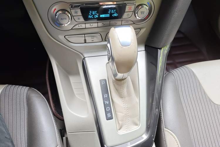 Used Ford Focus 2012 Sedan 1.6L Automatic Fashion Edition Gear Lever