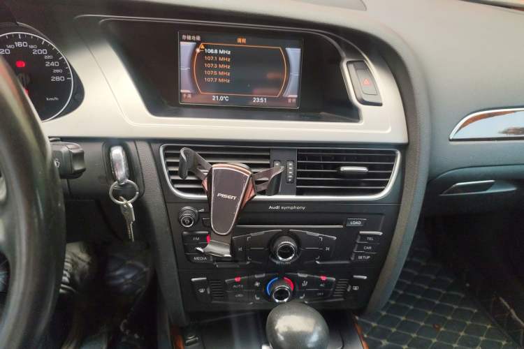 Used Audi A4L 2012 2.0 TFSI automatic Comfort trim level Audio And AC Panel