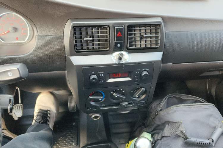 Used Wuling Rongguang 2021 1.5L Extended Standard Version with Air Conditioning – L3C Audio And AC Panel