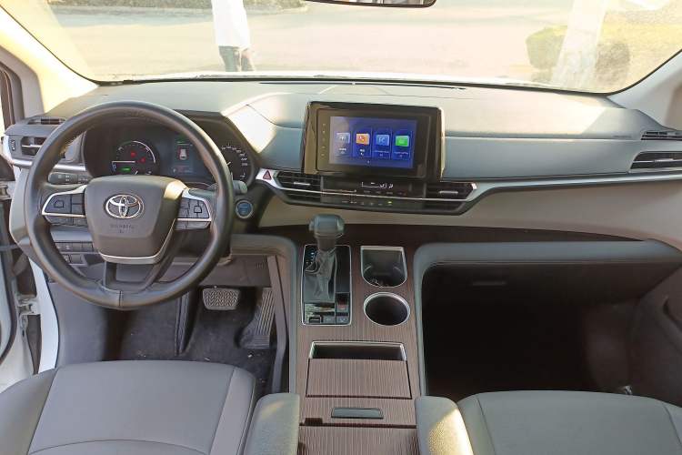 Used Toyota Granvia 2023 2.5L Hybrid Comfort Edition
