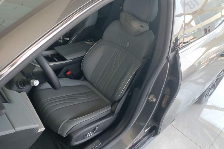 Used Geely Galaxy E8 2024 550 km Range Rear-Wheel-Drive PRO Left Front Seat