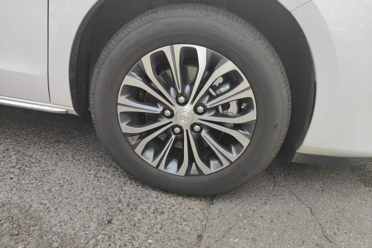 Used Buick GL8 2023 Facelifted Land Cruiser Executive Luxury Version