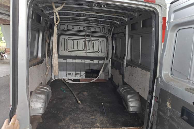 Used Dongfeng Yufeng 2018 2.3T Logistics Vehicle A100 Luxury Edition Short Wheelbase Mid-Roof Design 5–9 Seater
