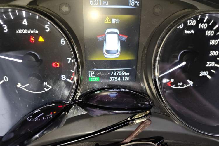 Used Nissan Qashqai 2016 2.0L CVT Elite Edition Odometer Close Up