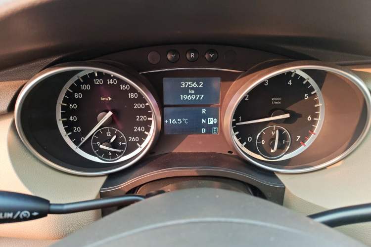 Used Mercedes-Benz R-Class 2017 R 320 4MATIC Business Edition Prestige Model
