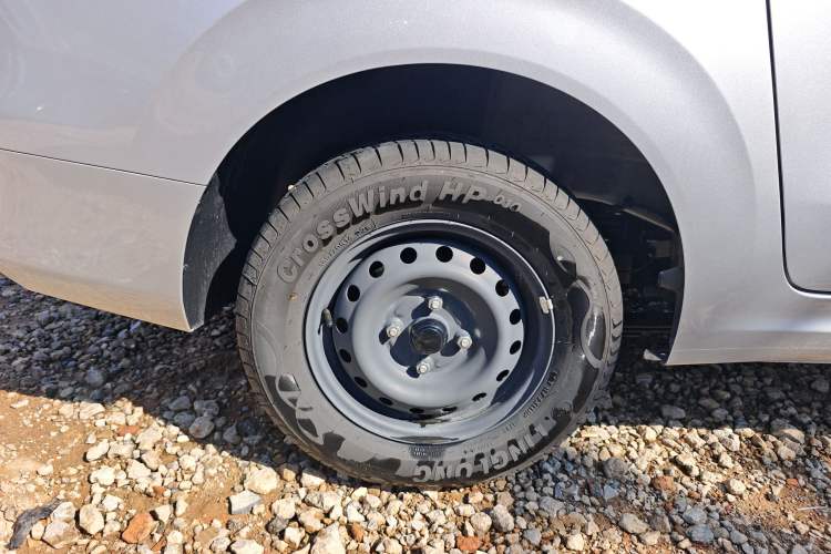 Used Wuling Hongguang New Energy 2024 All-Electric Model 300KM Practical Version Right Rear Wheel Hub