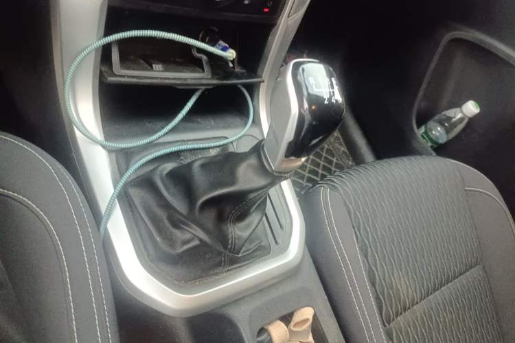 Used SAIC MAXUS T60 2020 2.0T Diesel Manual Two-Wheel Drive High-Ride Pioneer Edition Standard Cab China VI