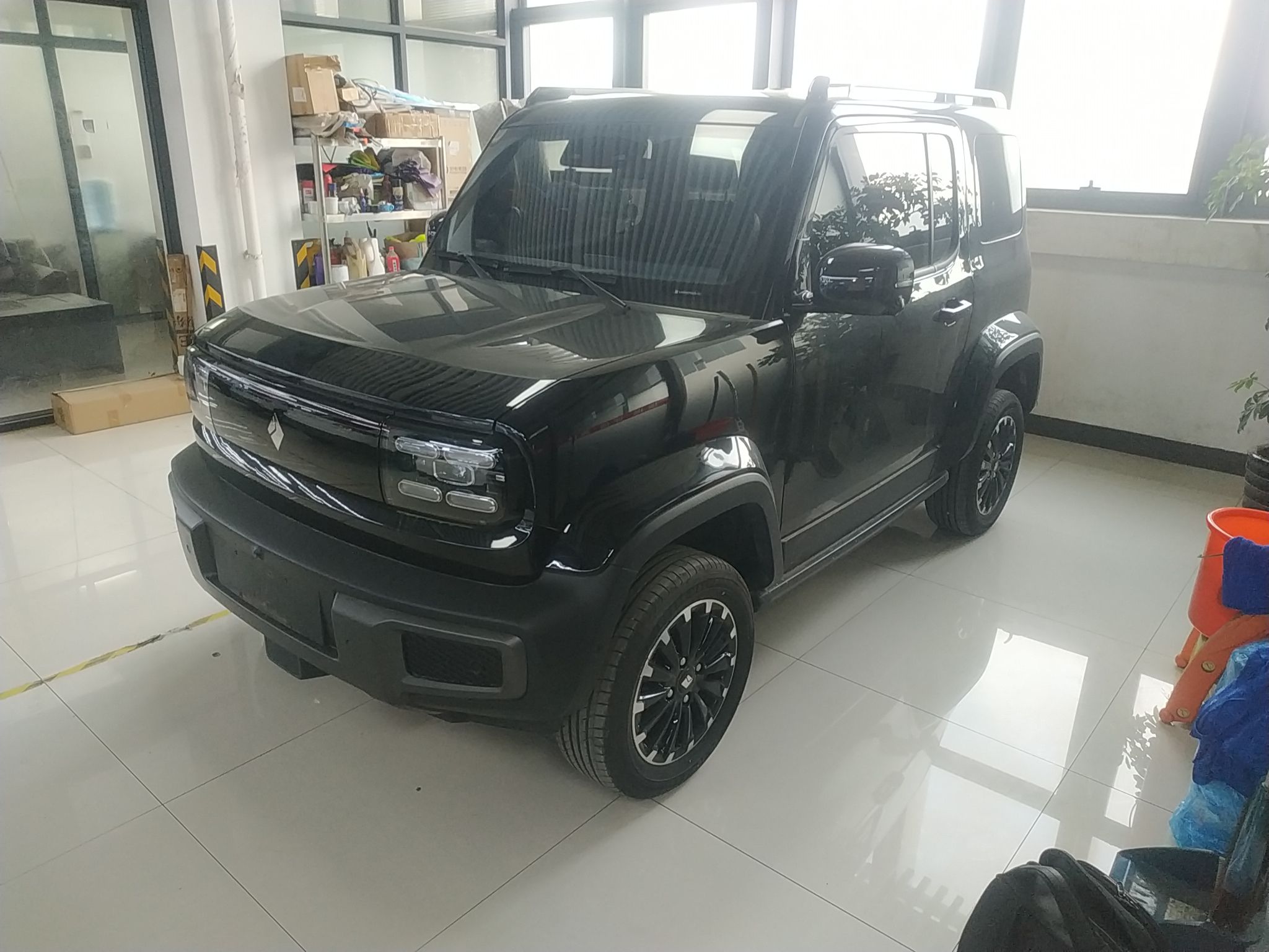 Под передней частью автомобиля