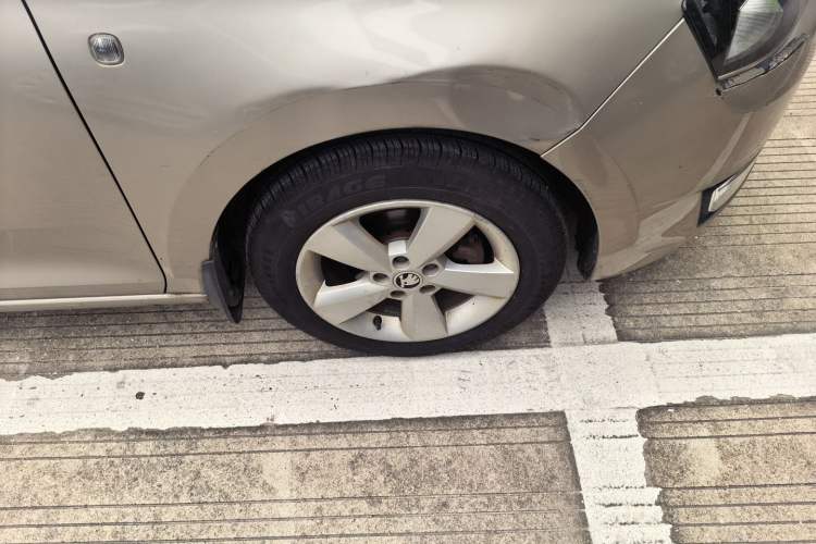 Used Skoda Rapid 2013 1.6L Automatic Smart Selection Model Right Front Wheel Hub