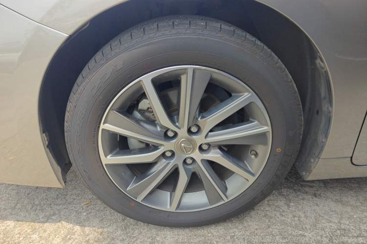 Used Lexus ES 2015 300h Comfort Edition
