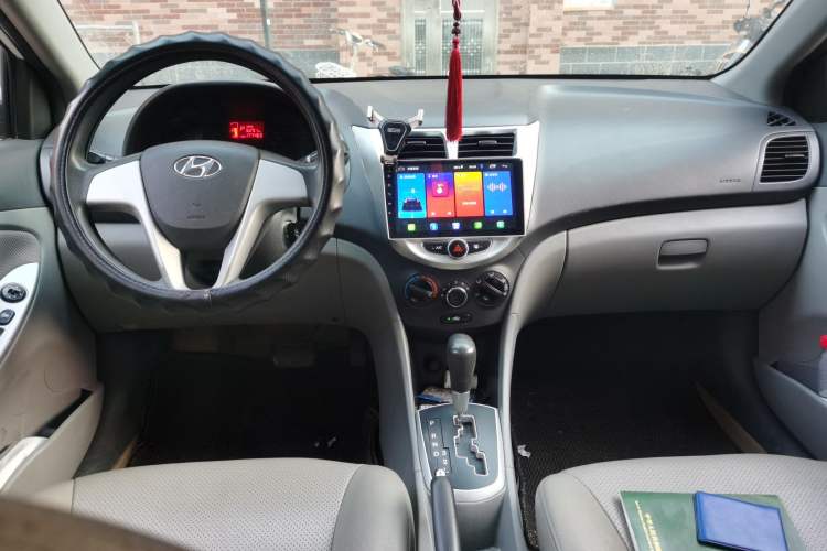 Used Hyundai Verna (older generation) 2010 Sedan 1.4L Automatic Comfort Model GS Center Console