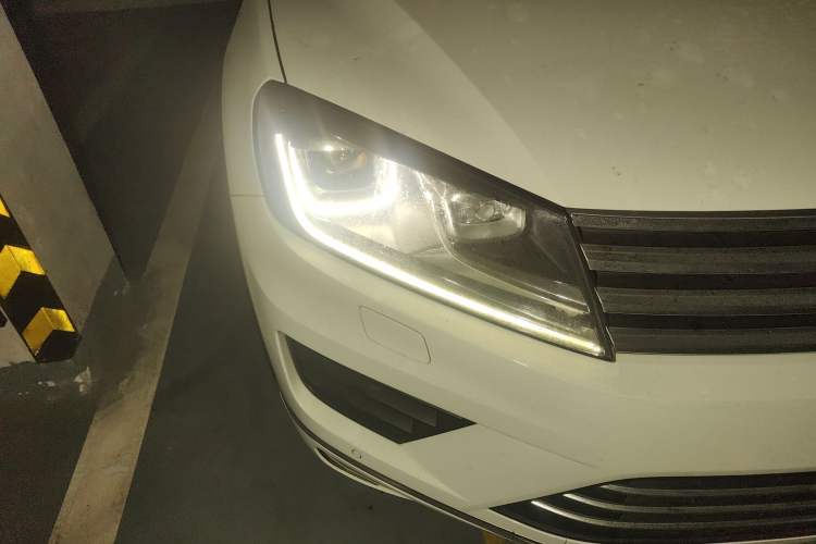 Used Volkswagen Touareg 2017 3.0 TSI Touareg Model Right Front Headlight