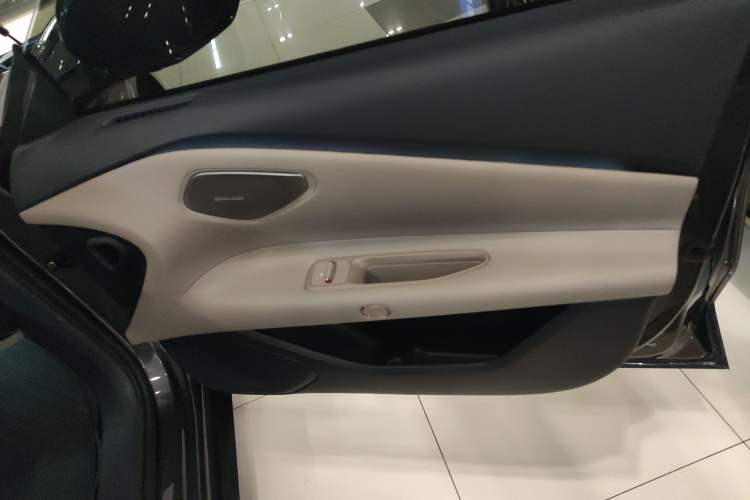 Used Lynk & Co Z10 2025 95 kWh 766 km Range Rear-Wheel Drive Max