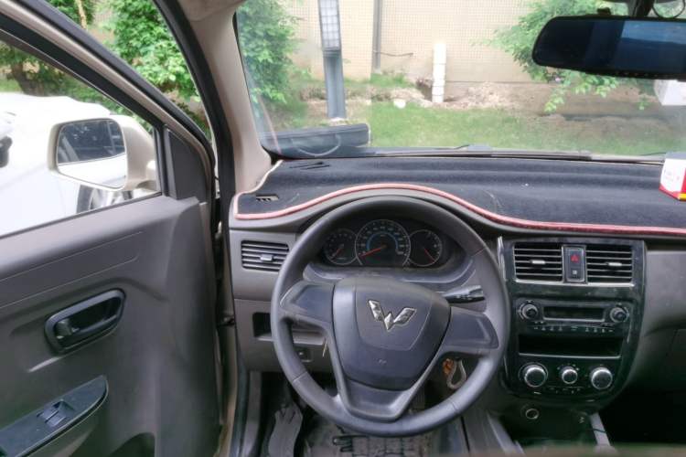 Used Wuling Rongguang V 2016 1.5L Standard Version
