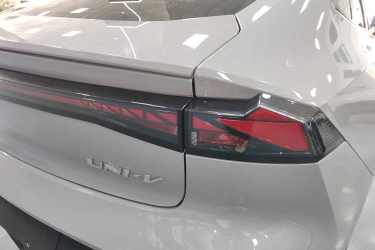 Used CHANGAN UNI-V 2022 1.5T Prestige Version Exterior 3