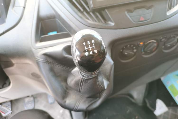 Used Ford Transit 2019 2.0T Diesel Multi-Purpose Commercial Vehicle Short Wheelbase Mid-Roof Design 6-Seater China VI Standard
