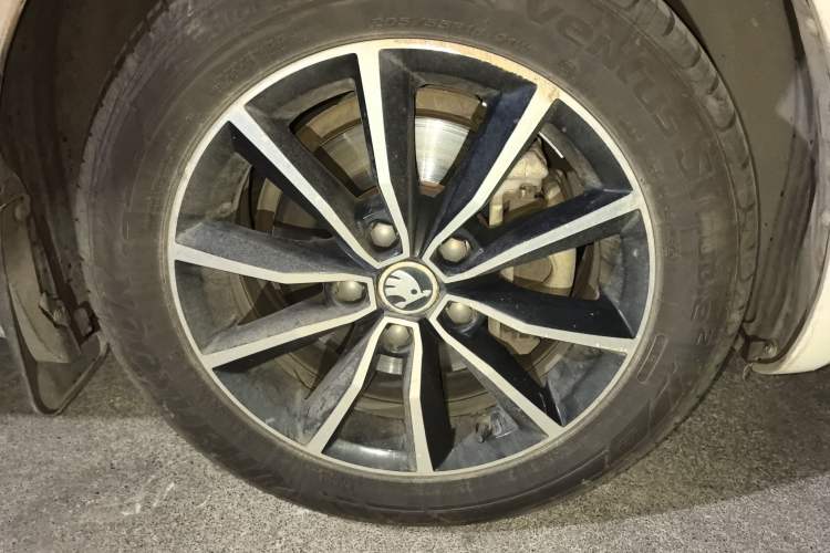 Used Skoda Octavia 2017 1.6L Automatic Smart Drive Edition Right Front Wheel Hub