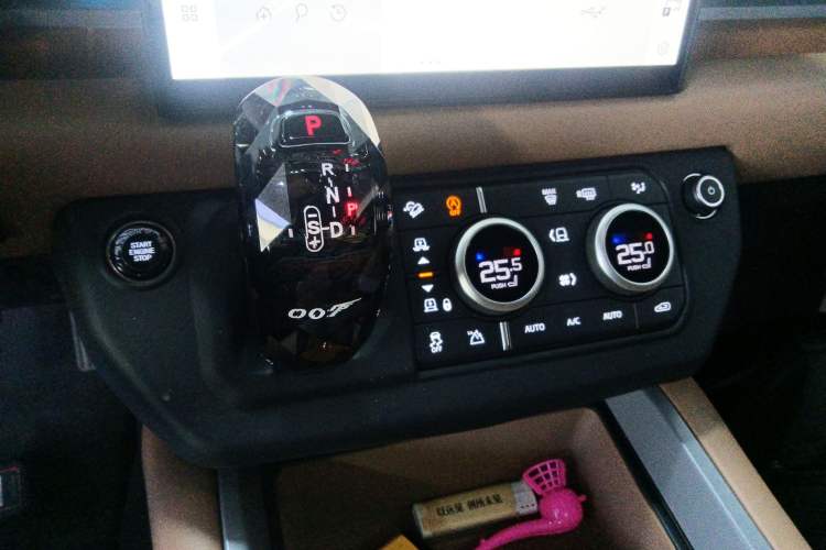 Used Land Rover Defender 2025 110 3.0T P400 – Dynamic HSE Gear Lever