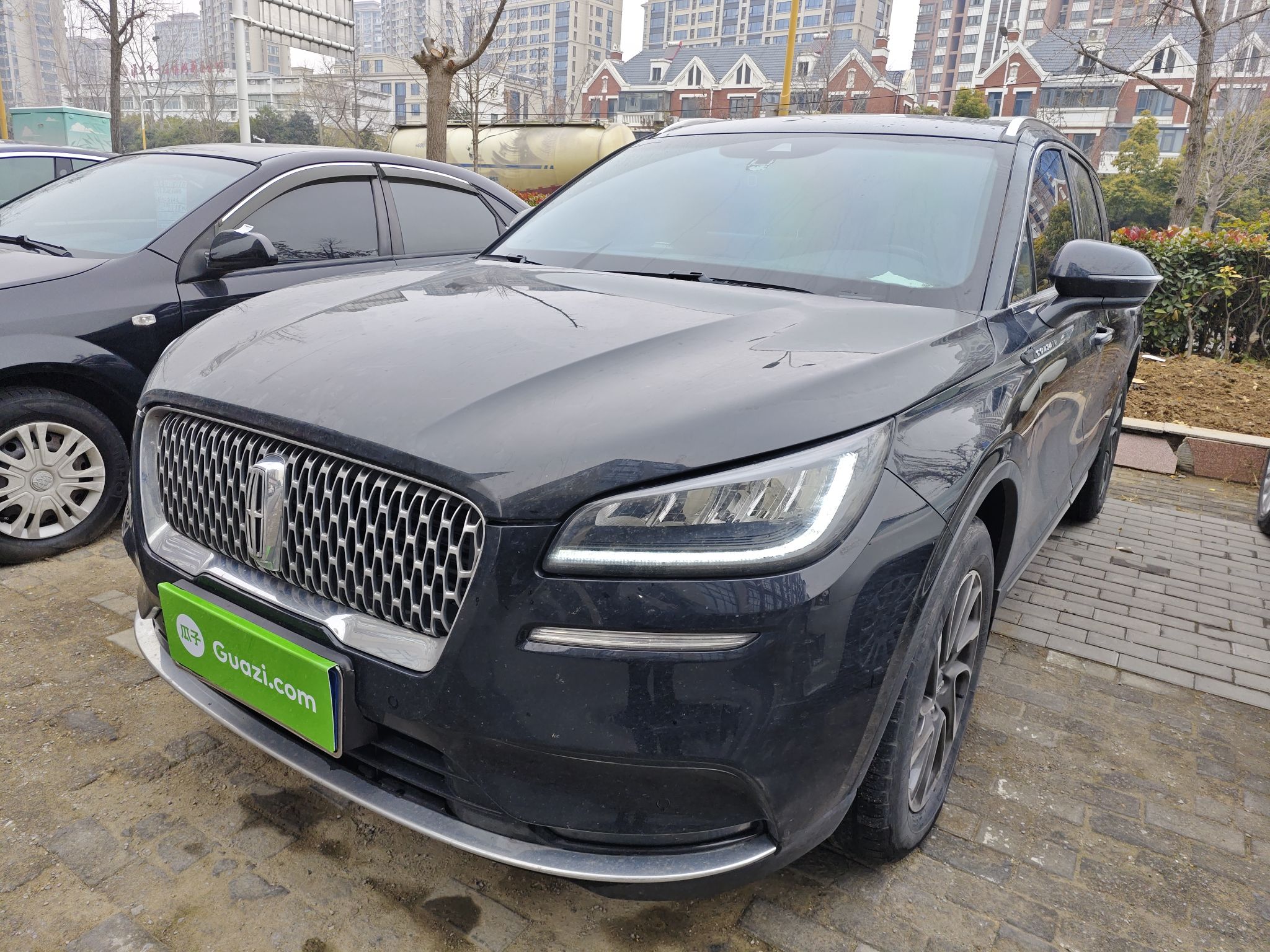 Под передней частью автомобиля