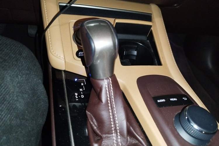 Used Lexus ES 2017 300h Mark Levinson Comfort Edition Gear Lever