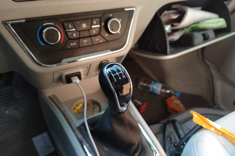 Used Jinbei New Hiace S 2023 1.5L Wealth Edition Passenger Van 5/6/7-Seater Central Air Conditioning Version SWC15M Gear Lever