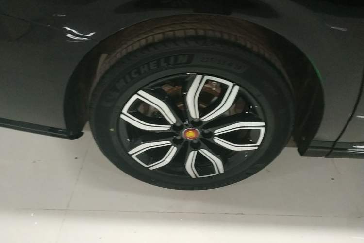 Used Hongqi HQ9 2023 2.0T Smart Connect Flagship Edition Right Rear Wheel Hub