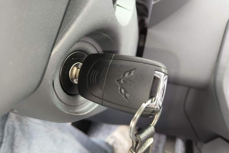 Used Wuling Yangguang 2024 300KM Comfort Version Passenger Van 75kW