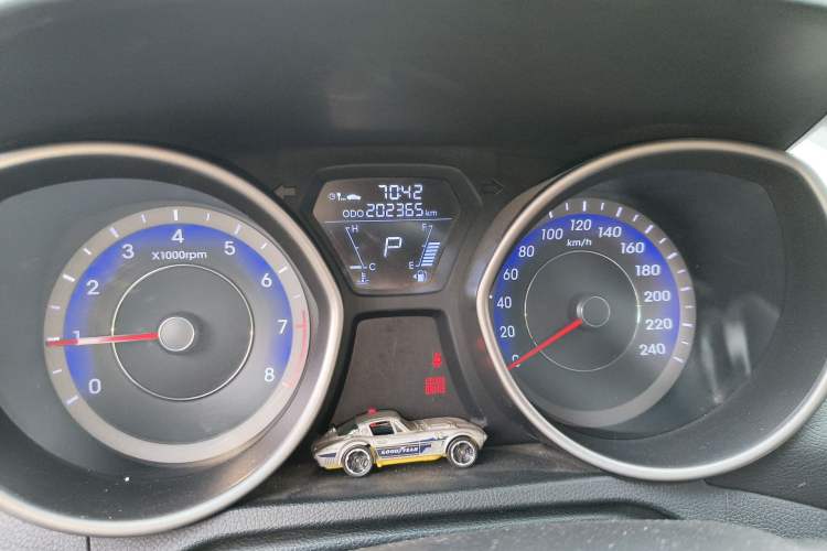 Used Hyundai Elantra (5th Generation / Langdong) 2015 1.6L Automatic Fashion Model Odometer Close Up