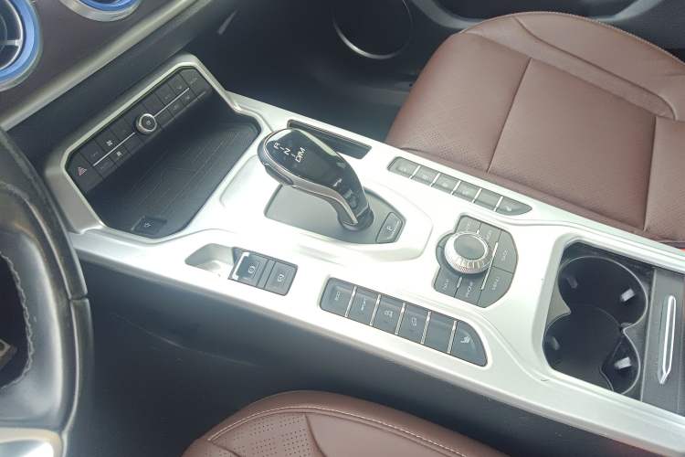 Used Wey VV6 2019 2.0T Two-Wheel-Drive Ultra-Luxury Version China VI Standard
