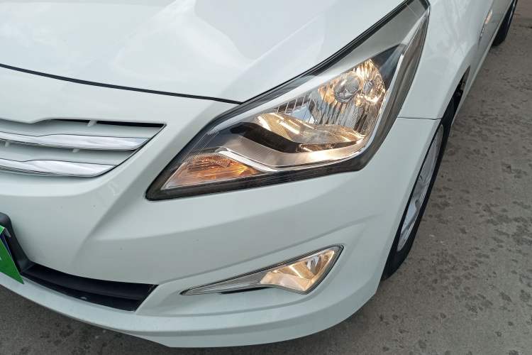 Used Hyundai Verna Ray 2014 1.4L Automatic GLX Left Front Headlight