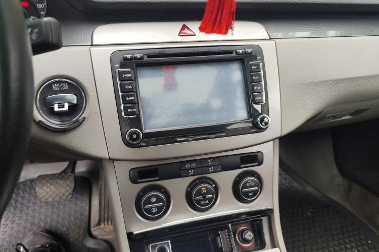 Used Volkswagen Magotan 2011 1.4 TSI Elite Edition Audio And AC Panel