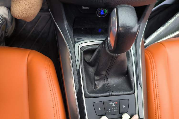 Used Peugeot 408 2015 1.2T Automatic Luxury Edition Gear Lever