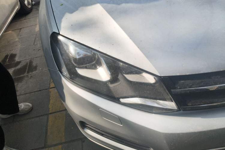 Used Volkswagen Touareg 2011 3.0 TSI Comfort Version Right Front Headlight