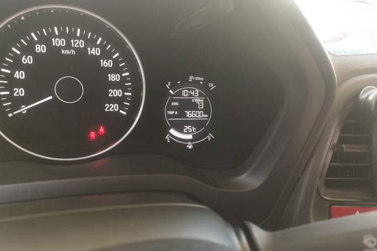 Used Honda Vezel 2016 1.8L CVT Front-Wheel Drive Pioneer Edition Odometer Close Up