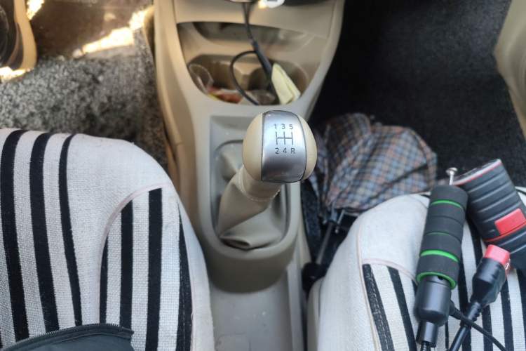 Used Nissan Livina 2013 1.6XE Manual Comfort Edition Gear Lever