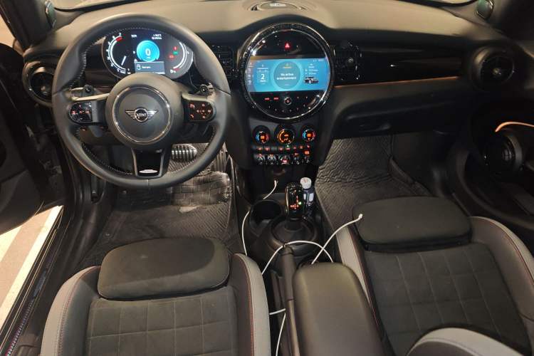 Used MINI MINI 2022 2.0T COOPER S Black Badge Special Edition Five-Door Model
